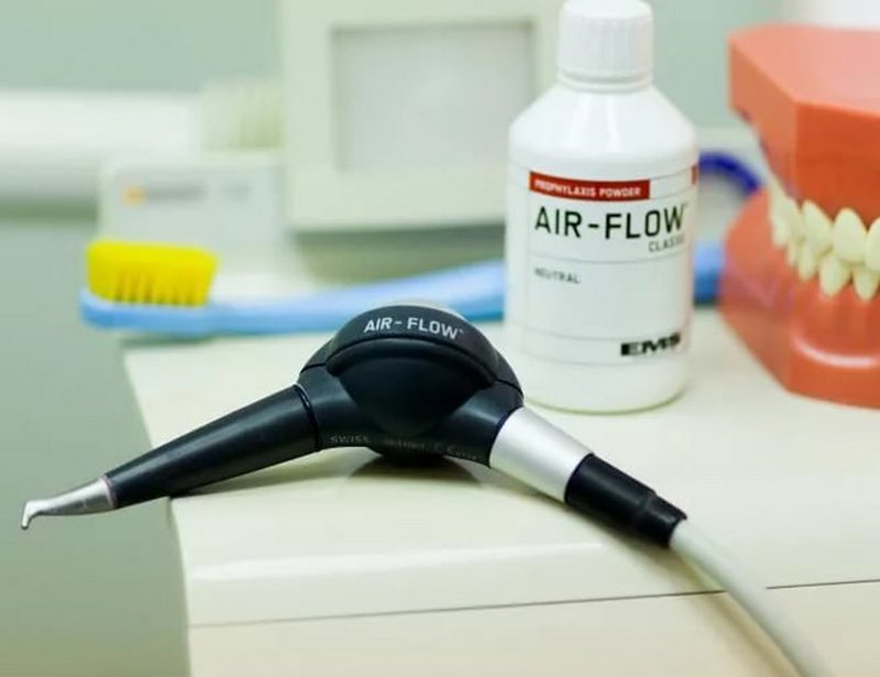 Профессиональная чистка зубов Air-Flow в Щёкино